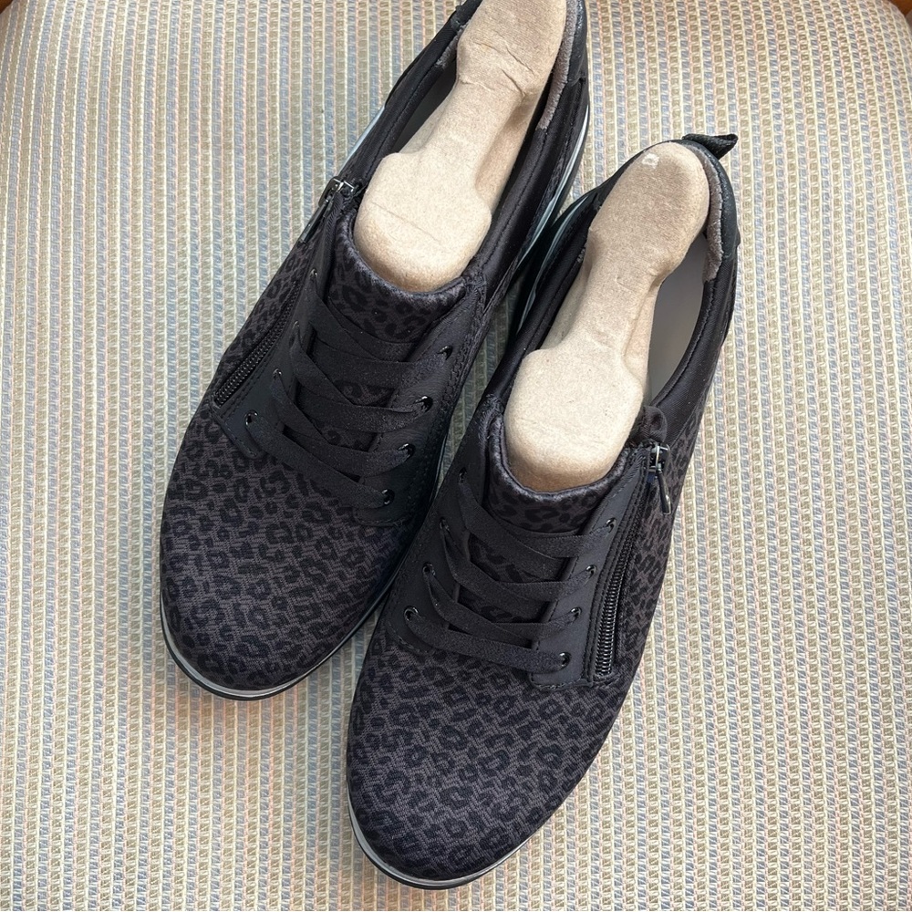 🆕Item Bzees Tennis Shoes